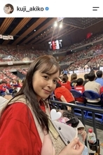 「パパ、デレデレ」元フジアナ・久慈暁子、４月誕生の長女とバスケ代表戦観戦　夫・渡辺雄太と親子３ショットも披露