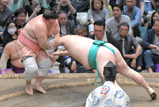 業師・宇良が技ありのとったりで逆転　６勝２敗で８日目終える