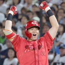 【広島】３連勝で４位確定　佐々木泰がプロ初の４安打、林晃汰の今季初安打が決勝打になり４点差を逆転　大瀬良大地が２戦連続白星
