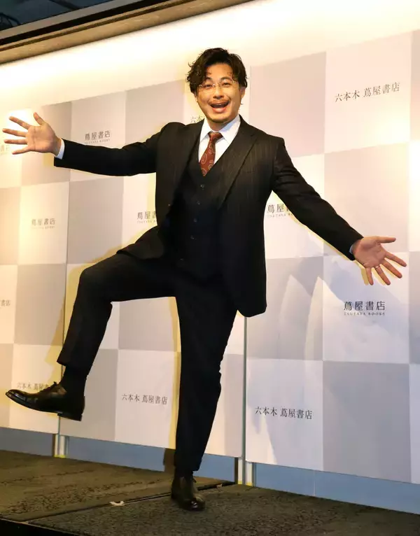 アルコ＆ピース・平子祐希、初写真集発売会見“ややウケ”続きもライバル名前を挙げ、ようやく笑いに