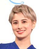 「ホラン千秋「あのギャグのポーズでくしゃみが止まる」を実践していた！「夕方のニュースやってた時、考えるフリして」」の画像1