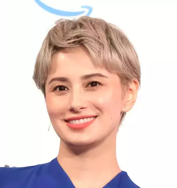 ホラン千秋「あのギャグのポーズでくしゃみが止まる」を実践していた！「夕方のニュースやってた時、考えるフリして」