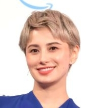 ホラン千秋「あのギャグのポーズでくしゃみが止まる」を実践していた！「夕方のニュースやってた時、考えるフリして」