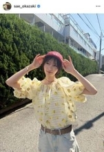 岡崎紗絵、シースルーブラウスの夏コーデがお似合い！「赤帽子も似合ってるの最強」「可愛すぎます」とファン絶賛