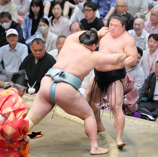 ２敗の若隆景は正念場　体の大きな熱海富士との対戦　２日連続して巨漢力士に負ける訳にはいかない