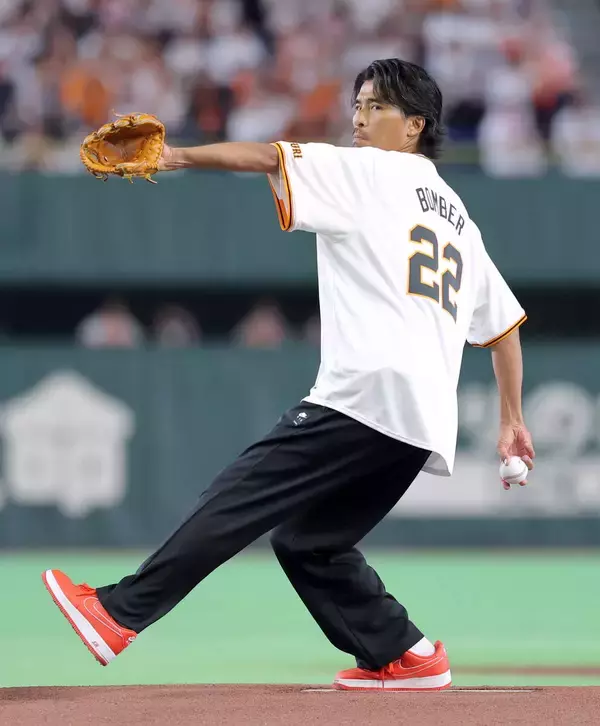 【巨人】元サッカー日本代表・中沢佑二氏がストライク始球式「モンテレイまで僕のボールは届いたと思う」
