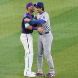 「大谷翔平　同地区Ｄバックス移籍のヌートバーと再会、試合前にハグ＆談笑　患部の左膝を指さす場面も…２３年ＷＢＣ侍戦士が交流」の画像1