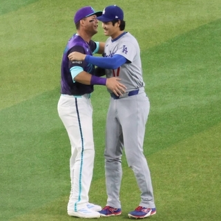 大谷翔平　同地区Ｄバックス移籍のヌートバーと再会、試合前にハグ＆談笑　患部の左膝を指さす場面も…２３年ＷＢＣ侍戦士が交流