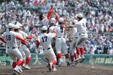 「【甲子園】智弁和歌山が５年ぶり４度目の優勝　８回逆転許すも再逆転で涙のＶ！　夏４度目はＰＬ学園に並ぶ５位…健大高崎破り３３６３チームの頂点　中谷監督「感無量」」の画像1