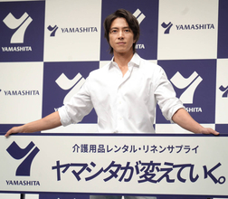 山下智久、報道陣に控えめ注文「ネットニュースで半目なときがあるんですけど…」