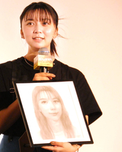大ヒット中のアニメ映画「我々は宇宙人」　主題歌担当ａｄｉｅｕがイベント初参加　「遺影にします」監督に似顔絵贈られ大興奮