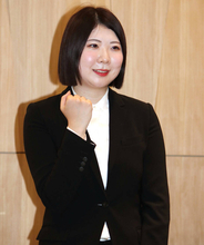 西山朋佳女流四冠、棋士になる上で悩んだのは対局数「制度を検討していただけると聞いたので…」同席した片上常務理事もうなずく