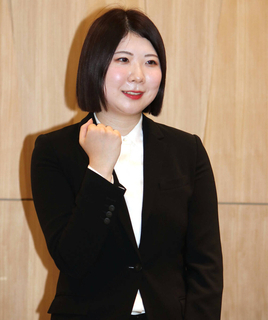 西山朋佳女流四冠、棋士になる上で悩んだのは対局数「制度を検討していただけると聞いたので…」同席した片上常務理事もうなずく