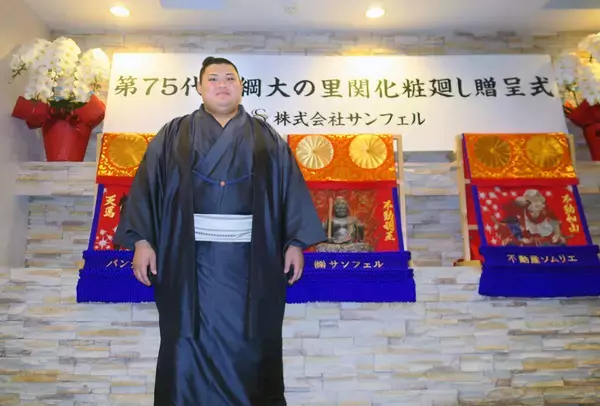 横綱・大の里にＧ１馬・パンジャタワーの馬主から三つぞろいの化粧まわしを贈呈　「優勝を何回も出来るように」