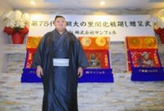 横綱・大の里にＧ１馬・パンジャタワーの馬主から三つぞろいの化粧まわしを贈呈　「優勝を何回も出来るように」