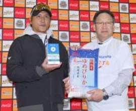 【日本ハム】新庄剛志監督「２つ頂いていいですか？」…ホクレンからキャンプ中のチームへ農畜産物の贈呈