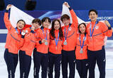 「【五輪】坂本花織、りくりゅう、鍵山優真ら北京組の決起集会から始まり、７人の絆でつかんだ涙の団体銀メダル…米国に惜敗も誇れる２位」の画像1