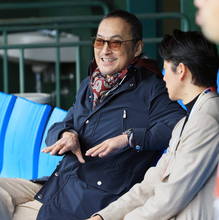 世界の渡辺謙が侍宮崎合宿を“電撃訪問”で球場騒然　嵐・二宮に続いてネトフリＷＢＣ特別サポーターが襲来