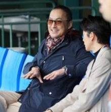 世界の渡辺謙が侍宮崎合宿を“電撃訪問”で球場騒然　嵐・二宮に続いてネトフリＷＢＣ特別サポーターが襲来