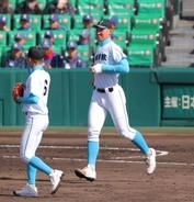 【センバツ】山梨学院・菰田陽生が伝令係でマウンドへ…初戦で左手首骨折もベンチ入りで主将の役目