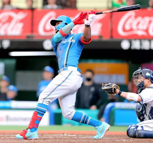 【日本ハム】新庄采配ズバリ！昇格即スタメンのカストロが同点二塁打→９回千金３号Ｖ弾でチームの全２打点　連敗４でストップ　