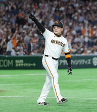 【番記者Ｇ戦記】長嶋さんが力をくれたとしか思えない驚異の４連打で大逆転勝ち　丸佳浩の劇的一打はミスターの看板すぐ横へ