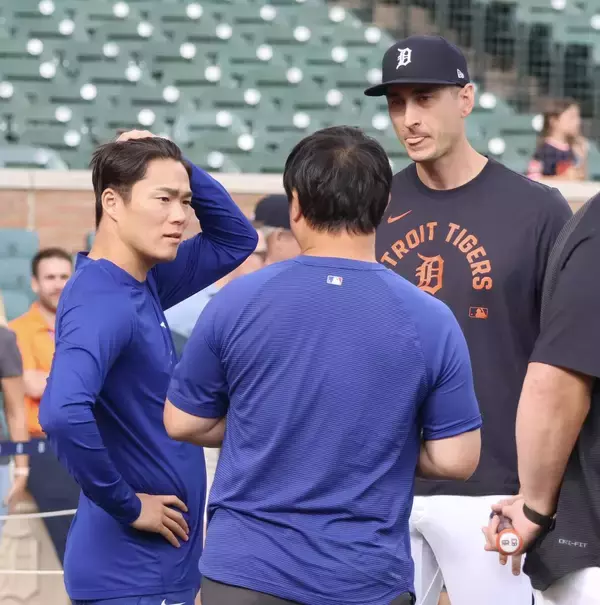山本由伸、デトロイトでオリックス時代の同僚“長身右腕”と再会　その正体は？　登板翌日も…身ぶり手ぶり交えて談笑