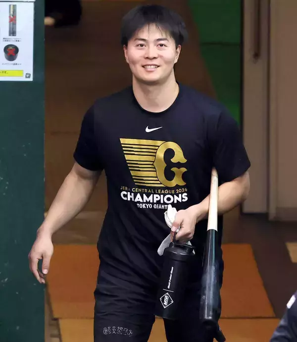 【巨人】気温９度も半袖で猛練習　岡田悠希「燃えています」…今季大卒５年目