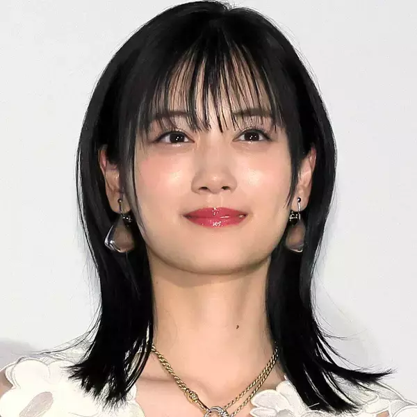 美しいドレス姿…山下美月が目標を公開！「ハワイいきたい」など掲げる