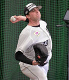 「【ロッテ】新外国人投手コンビがそろってブルペン入り　サム・ロングは「先発でも救援でもやります」」の画像1