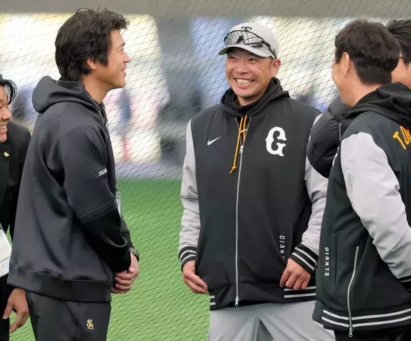 【巨人】ソフトバンク城島健司ＣＢＯがキャンプ訪問　阿部監督、長野久義編成本部参与らとあいさつ