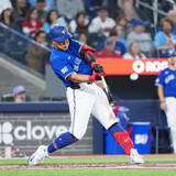 「ブルージェイズ岡本和真がメジャーで２度目の２試合連続マルチ安打　２試合連続特大５号＆左前安打　三塁では好守も披露」の画像1