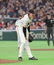 【巨人】ノーヒット継続中のウィットリー６回にヒヤリ　左脚押さえベンチ下がるも、最後は意地で二ゴロで抑える