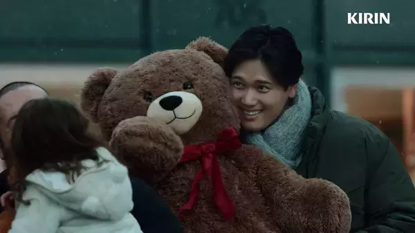 大谷翔平がクマのぬいぐるみと戯れる秘蔵ショット「家族のためにできることを考えるのは幸せ」　新ＣＭ放映開始