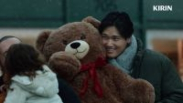 大谷翔平がクマのぬいぐるみと戯れる秘蔵ショット「家族のためにできることを考えるのは幸せ」　新ＣＭ放映開始