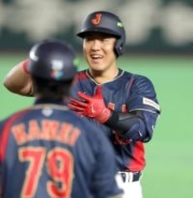 侍ジャパン・岡本和真がお茶たてポーズをカスタマイズ「後ろに捨てました。僕もよく分からない」