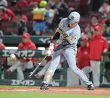 「【阪神】福島圭音がプロ初安打！プロ初スタメンで第２打席で左翼線二塁打　３月３０日に支配下登録の２４歳外野手」の画像1
