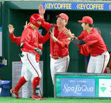 「【広島】巨人戦８年ぶり１８安打の乱れ打ち　１１得点で大勝！８戦連続で２得点以下だった打線がお目覚め　坂倉将吾が３年ぶり４打点＆小園海斗が今季初猛打賞」の画像1