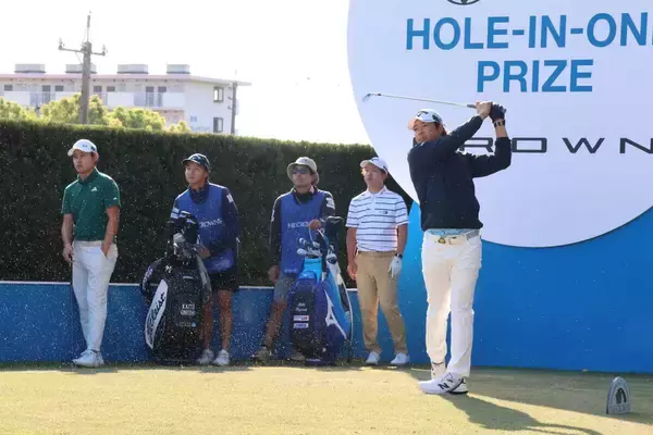 石川遼が２０メートルねじ込みバーディー締め　早朝からギャラリー大歓声　３６位で決勝へ