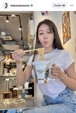 美人気象予報士が白Ｔシャツ×デニムで魅せる！「普通のカフェかと…」おしゃれすぎるラーメン店に驚きの穂川果音