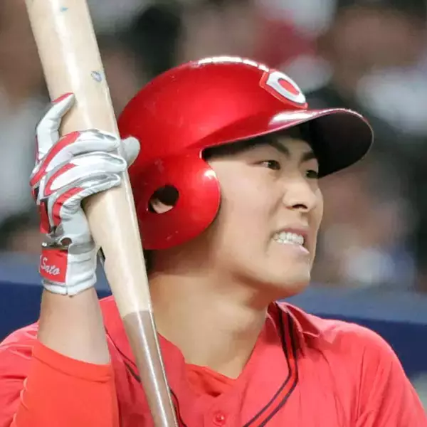 【広島】佐藤啓介がヒヤリ　折れたバットと打球が同時に…体をかすめるように通過して驚きの表情　２回には先制起点のチーム初安打　１軍復帰から２戦連続安打