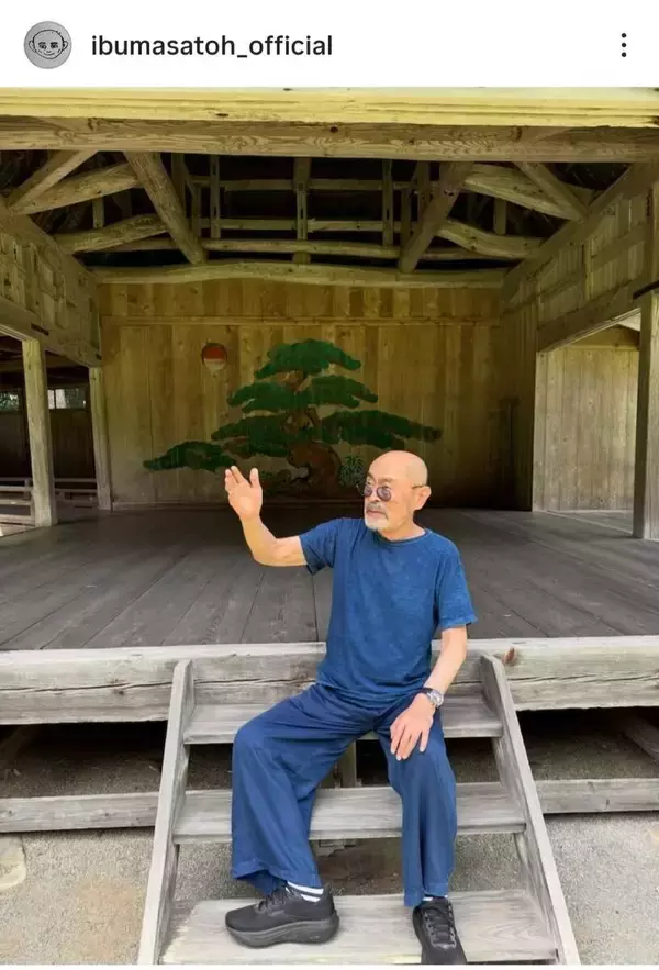 まるで“仙人”！大御所俳優の激変プライベート姿　佐渡島を訪れる…「Ｔシャツが乾くまで」に出演中の伊武雅刀