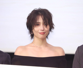 広瀬アリスがショートヘア姿で登場「バッサリいっちゃいました！」　オフショルの黒ドレスで色気ムンムン