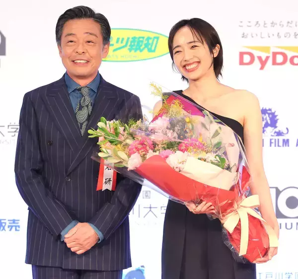【報知映画賞】助演女優賞の森田望智、黒のロングドレスで決意表明「素敵な俳優さんになれるように頑張って参ります」