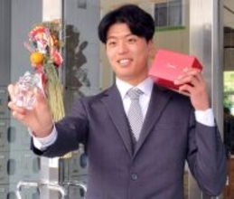 【ヤクルト】ドラフト３位右腕の山崎太陽が入寮時に持ち込んだものは高級ブランドのラッキーアイテム