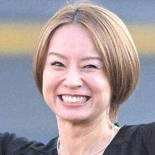 ３児の母・鈴木亜美の肩チラ黒ニットコーデが美しい！「笑顔にキュン死」「美しすぎっす」「変わらず」