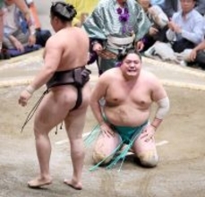 一山本、懸賞４０本の結びの一番で嘆き節「お金は地面に落ちてなかった」　大関・霧島を押し込むも３連敗　