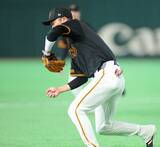 「【巨人】坂本勇人が竹丸和幸を救う美守！抜ければ同点の強烈なライナーを好捕　さすがのポジショニングと反応に球場大歓声」の画像1