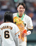 「【巨人】東京ドームで通算３００本塁打達成の坂本勇人が表彰され、笑顔」の画像1