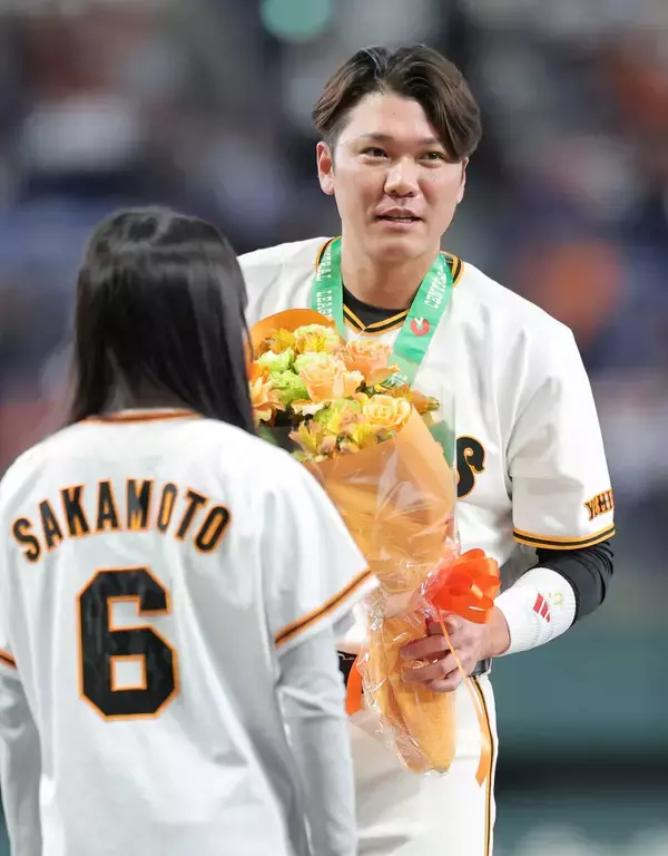 【巨人】東京ドームで通算３００本塁打達成の坂本勇人が表彰され、笑顔